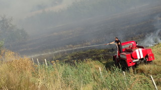 Кугър трети ден гаси пожара в Рила