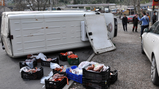 18-годишен преобърна микробус с колбаси в Хасково