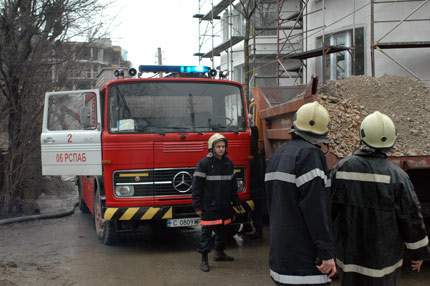 Горя предприятие за гуми в Драгоманско, обсъждат евакуация