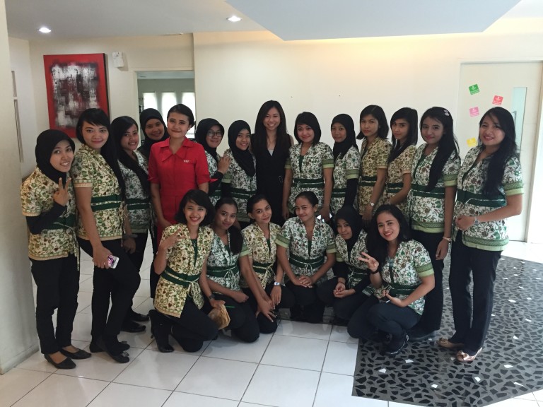 Анджелин като началник на образование за нови чиновници на работодателя ѝ в Индонезия 