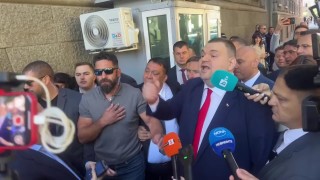 "Наркоман и крадец": Пеевски и ПП се обиждаха пред парламента 