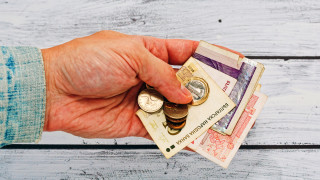 Близо 100 000 лв са били откраднати от банковата сметка