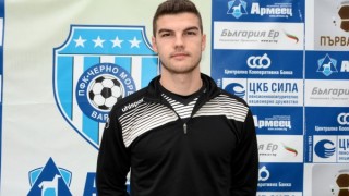 Българският полузащитник Петър Витанов получава фланелката с номер 34 в