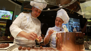 Шоколади за $3,85 милиарда продаде производителят на Lindt
