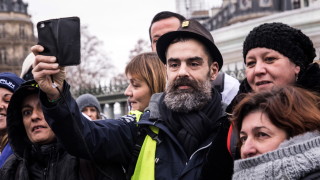 Правителството на Франция е под натиск да провери оръжията на полицията