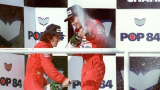 Ожесточената конкуренция е особено характерна за моторния спорт Пилотите обикновено