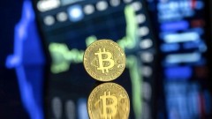 Биткойнът се покачи до исторически връх от $112 000