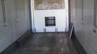 Задържаха 16 иракчани укрити в тайник на хладилен камион в