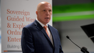 Австралийският министър на отбраната Питър Дътън спомена че кораб на