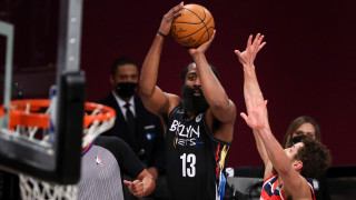 Кайри Ървинг и Кевин Дюрант отбелязаха по 32 точки и