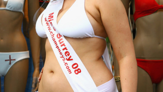 Шок на "Мис Англия": Дебеланка грабна второто място