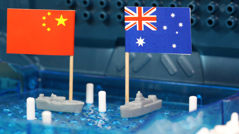 Австралия иска пълно разследване, след като китайски военен кораб насочи
