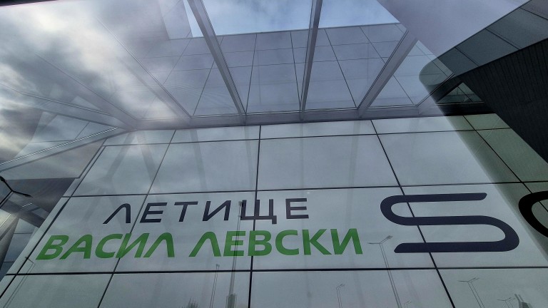 Един човек пренощува в ареста, а друг в болница след саморазправа на летището в София