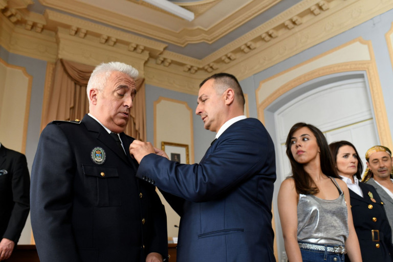 С Жорди Санчес, Силвия Абрил (Антонио Ресио и сестра му Виолета от „Новите съседи“), Лео Харлем в Superagente Makey