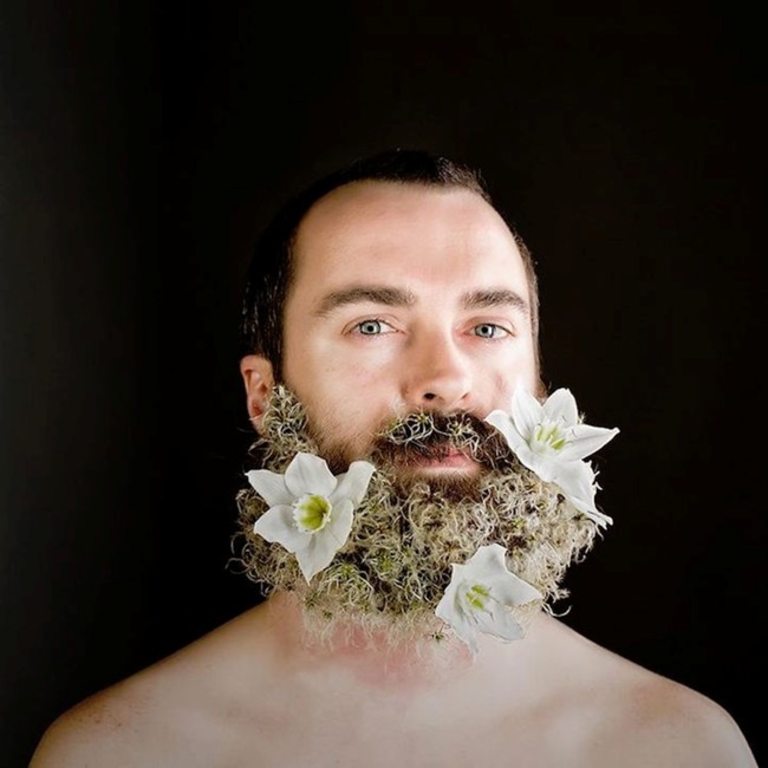 Борода украшает. Борода с цветочками. Бородатый мужчина с цветами. Мужчина с бородой из цветов. Цветы в бороде у мужчин.