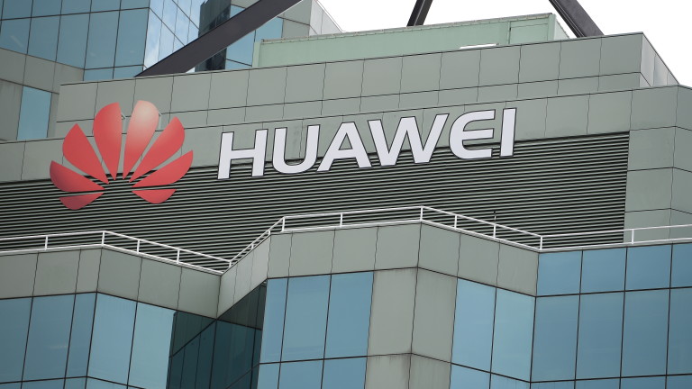Дания депортира двама служители на Huawei, съобщава Би Би Си.