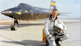 Американският астронавт Джо Енгъл е починал
