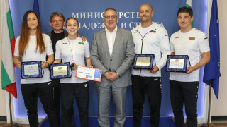 Министър Кузманов награди състезателките по карате Александра Стублева и Ивет Горанова