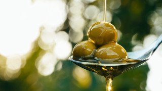 В салати супи и други видове готвени ястия маслиновото масло