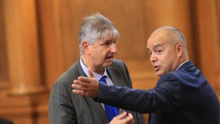 Обеден скандал си спретнаха ГЕРБ и БСП в парламента Повод