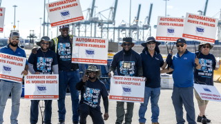 Дълги опашки от контейнеровози се наредиха пред големите американски пристанища в