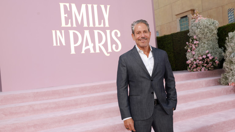 Създателят на Emily in Paris беше удостоен с орден от Еманюел Макрон