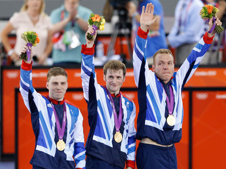 Великобритания защити титлата си в отборния спринт