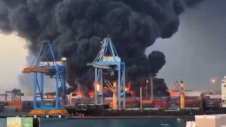 Експлозии и пожари разтърсиха военновременната столица на Судан Порт Судан