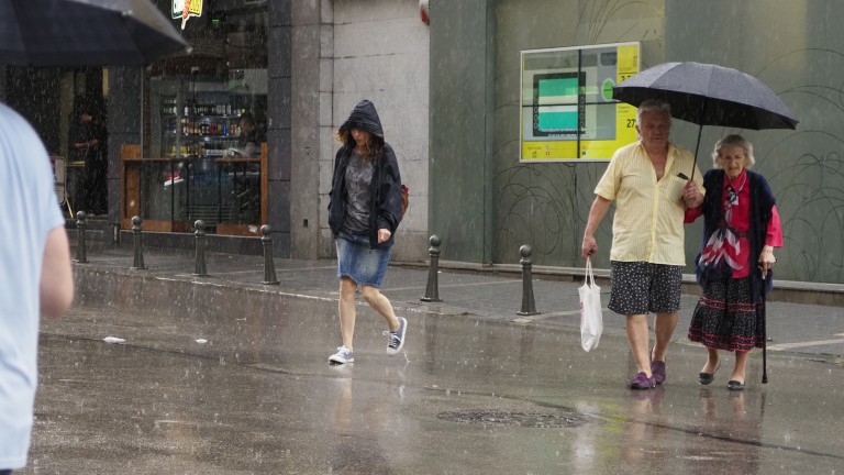 Силният проливен дъжд, , причини сериозни неприятности, включително прекъсване на