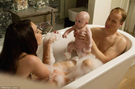 Принц Уилям, Кейт и бебето - голи във ваната