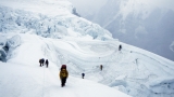  Рекорден брой алпинисти още веднъж заливат Еверест 