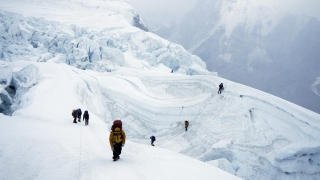 Крадците изкачиха и Еверест - изчезват бутилки с кислород