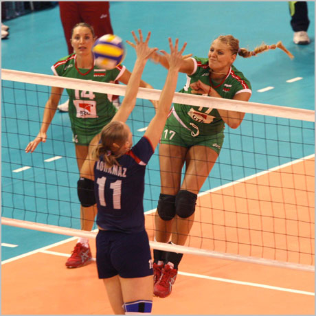 Дамите започнаха с убедително 3:0 над Дания