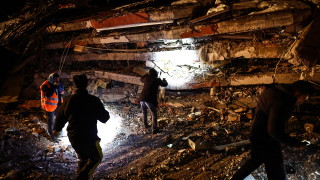 Властите на останали бездомни след миналогодишното опустошително земетресение съобщава Ройтерс Това