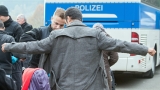 Разгневен баварски политик изпрати пълен автобус с бежанци на Меркел