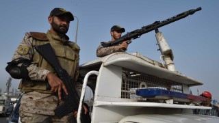 Пакистан заплаши да унищожи управляващите талибани в съседен Афганистан съобщава