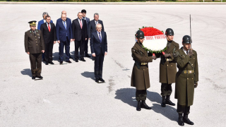 Местан в Турция, полага венец в мавзолея на Ататюрк