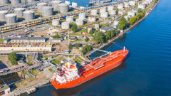 На фона на американски ограничения: Санкциониран руски танкер със 730 000 барела петрол пътува към Куба