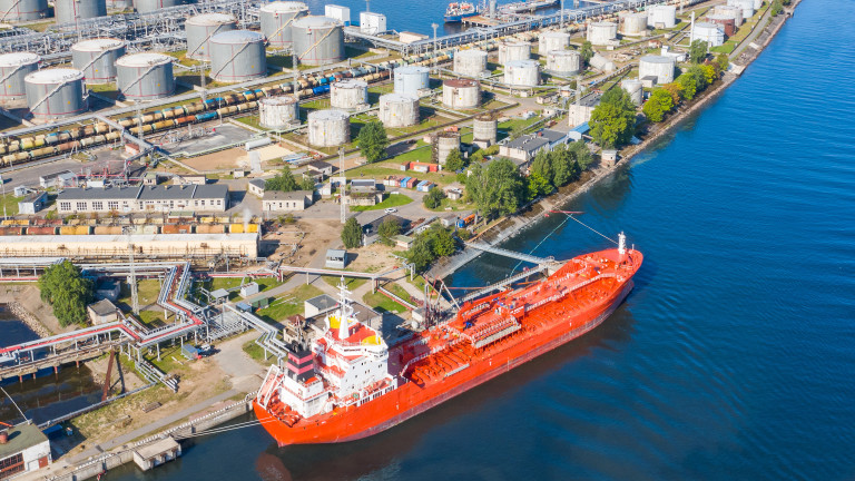 На фона на американски ограничения: Санкциониран руски танкер със 730 000 барела петрол пътува към Куба