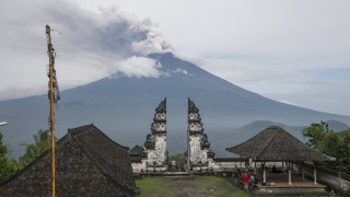 Международното летище на индонезийския остров Бали работи отново Това съобщи