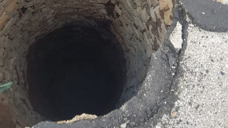 Откриха стар кладенец след пропадане на асфалт във Враца съобщава