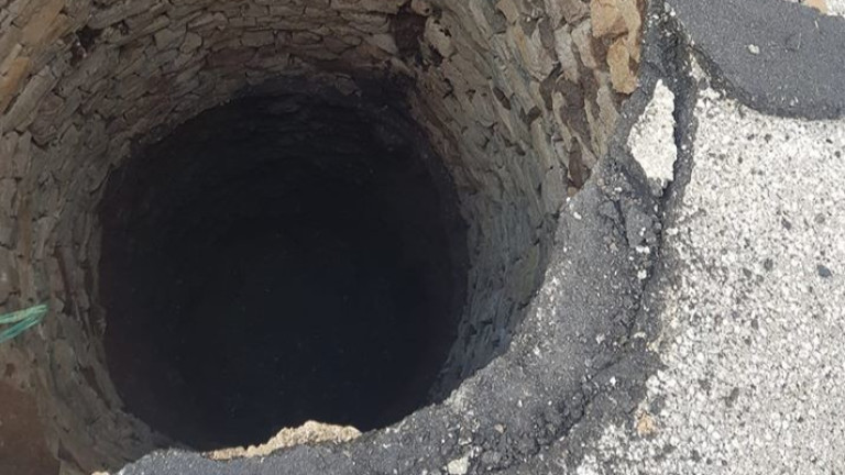 Откриха стар кладенец след пропадане на асфалт във Враца, съобщава