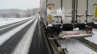 Пролетният сняг затрудни движението на транспорта почти в цялата страна