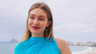 Подранилата коледна украса на Джиджи Хадид