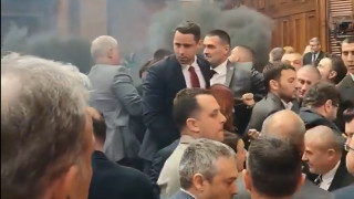 Депутати от сръбската опозиция хвърлиха димни гранати в парламента във