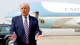 Президентът на САЩ Доналд Тръмп говори на борда на Air