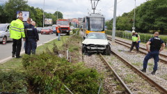 Катастрофирала кола блокира трамвайното трасе на бул. "България" в София