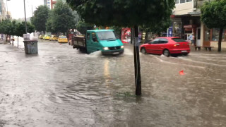 Гръмотевична буря в Асеновград наводни улиците в града и затрудни