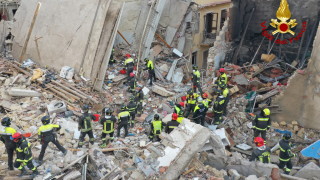 Спасители работиха за да извадят тялото на бременна медицинска сестра