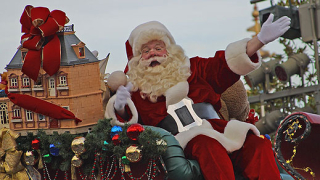 Дядо Коледа излетя от Северния полюс с 60 000 тона подаръци